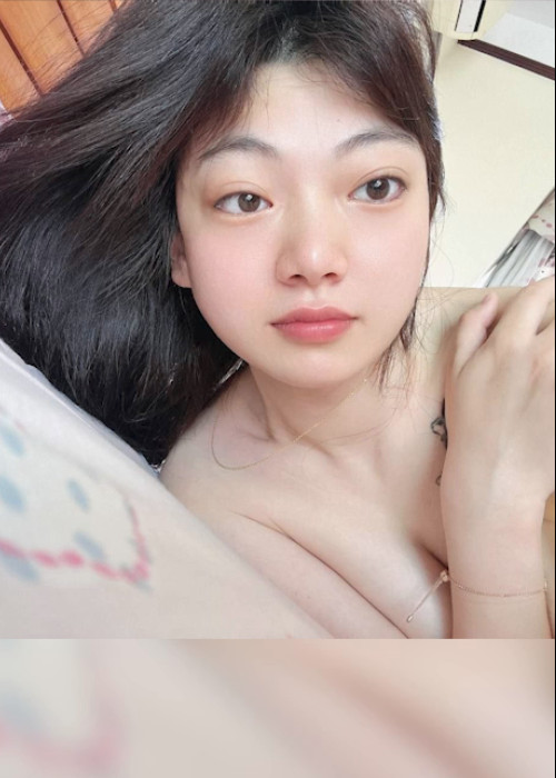 看女人在床上自慰呻吟