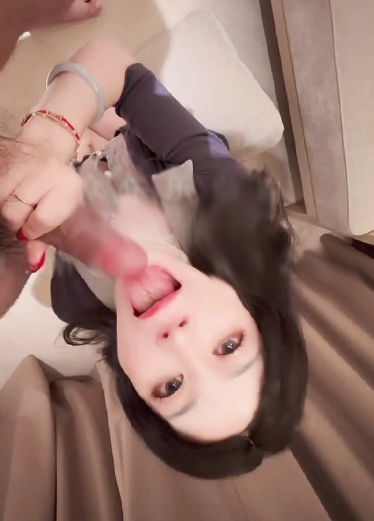 简直骚狗一个！眼镜淫荡少妇，臀部满是淫秽文字，超欠操